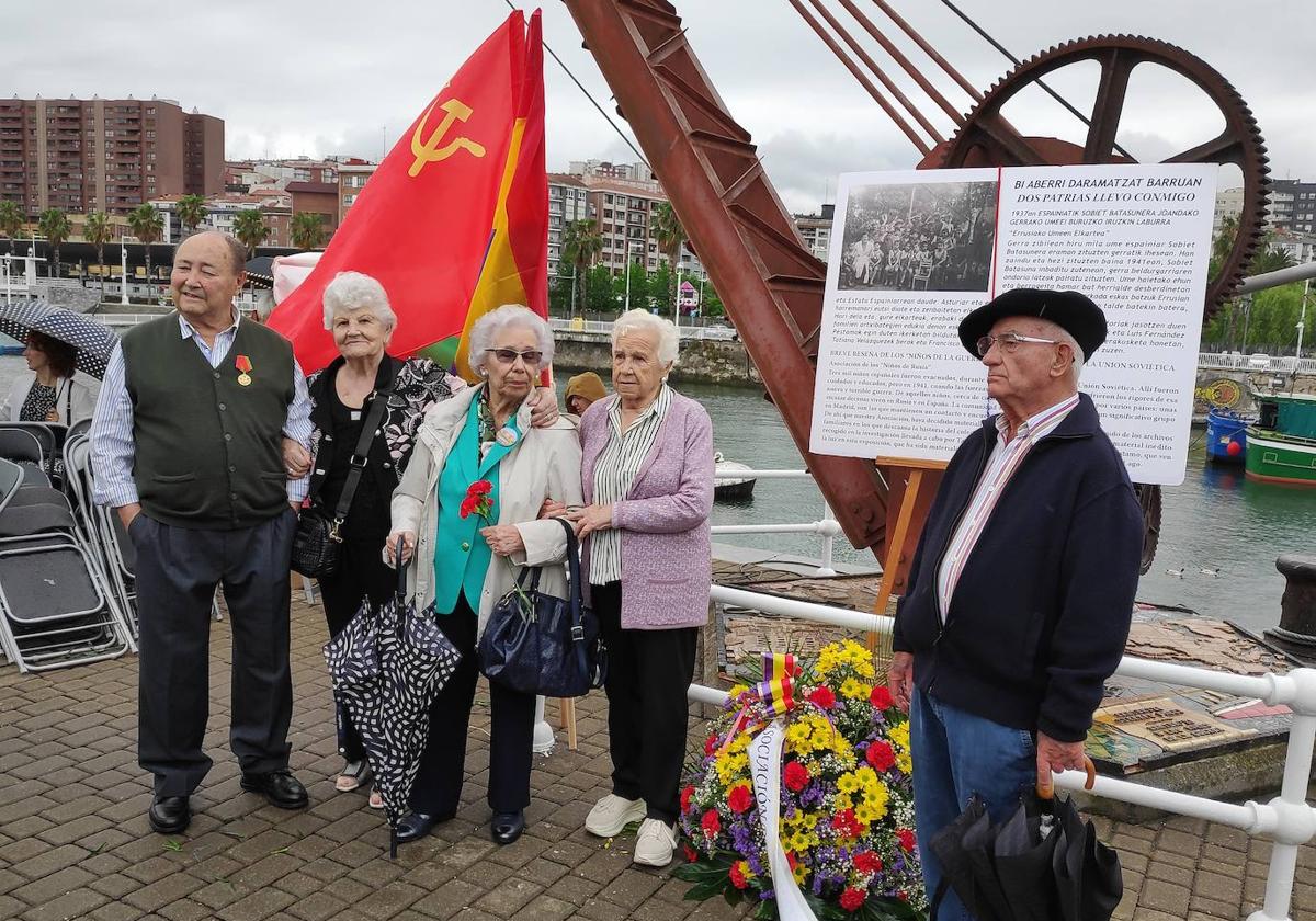 Un acto en el puerto de Santurtzi rinde homenaje a los miles de niños que fueron evacuados para huir de la Guerra Civil.