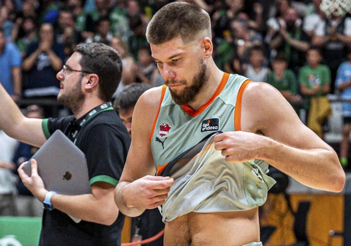 Giedraitis se retira contrariado tras la eliminación liguera del Baskonia en Badalona.