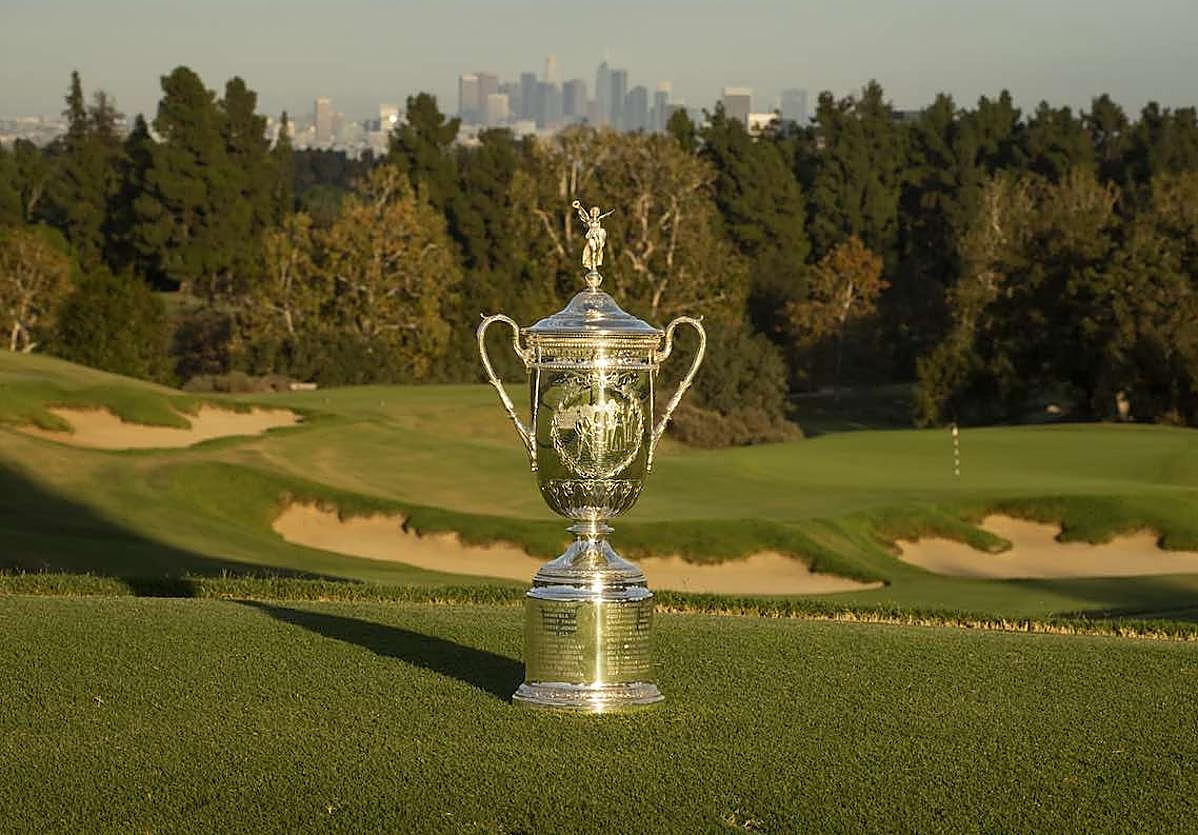 Trofeo del US Open en uno hoyo dek campo.
