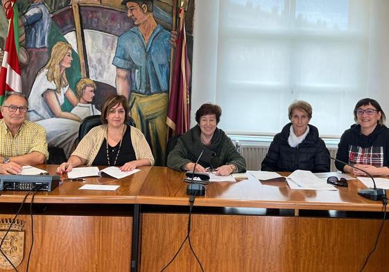 La alcaldesa, Maite Etxebarria, firma el convenio con las asociaciones locales.