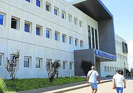 El centro cerrará uno de los tres quirófanos varias semanas por las vacaciones de anestesistas y cirujanos.