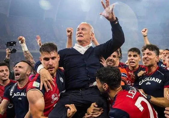Ranieri celebra con los jugadores del Cagliari el ascenso a la serie A italiana.