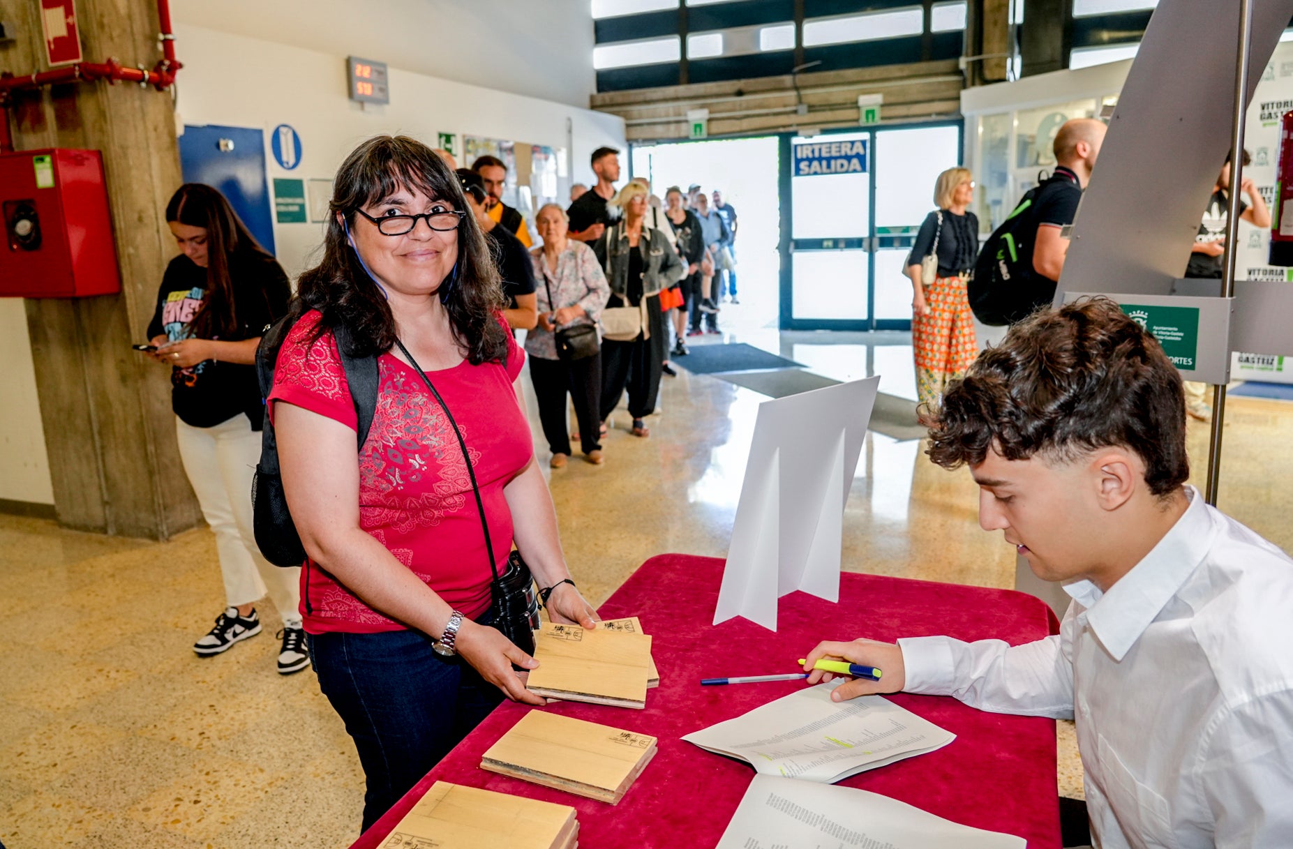 Las mejores fotos de la entrega de los trozos del parqué de Mendizorroza