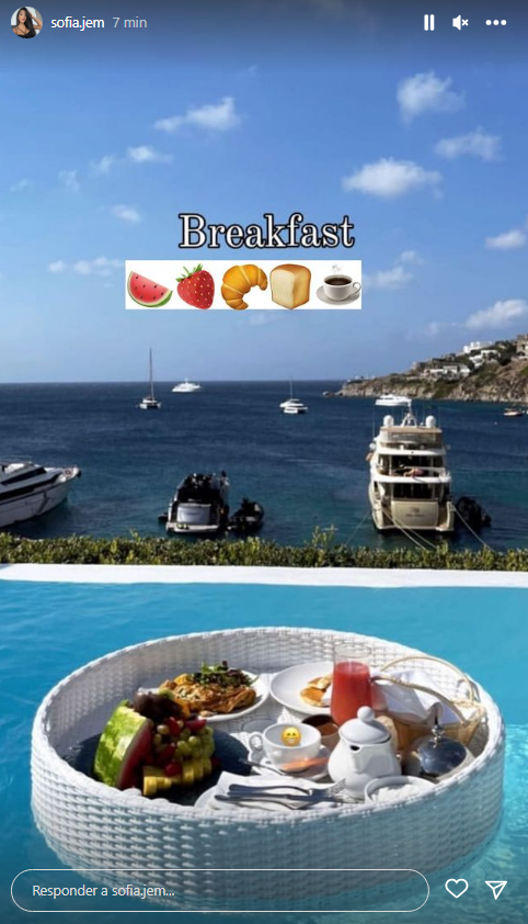 (15/06/2023) Desayuno por todo lo alto de Berenguer y su mujer en Mykonos.