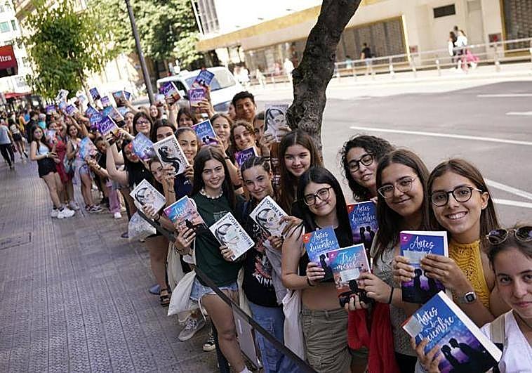 La escritora juvenil Joana Marcús arrasa en Bilbao