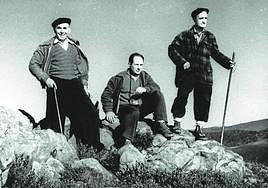 Juan San Martín, en el centro, flanqueado por Jose Luis Laskurain 'Ondarru' e Indalezio Ojanguren.