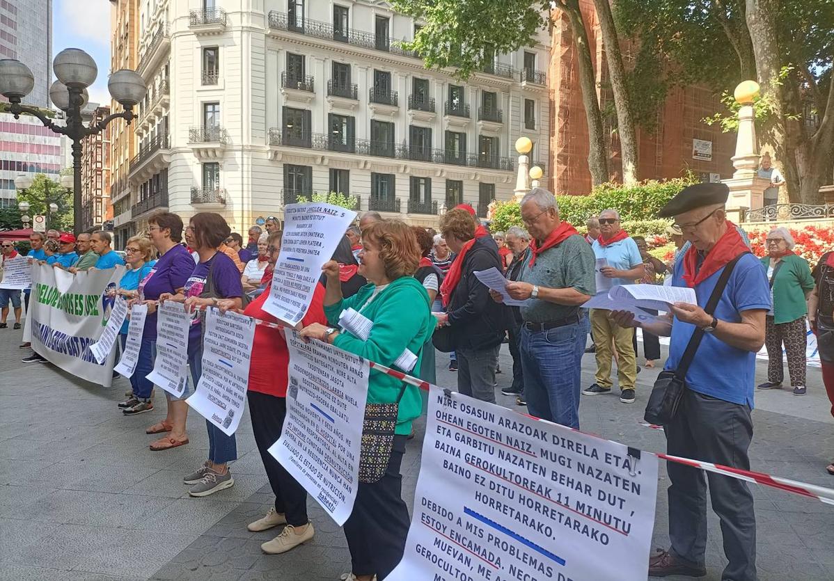 Momento de la protesta ante el Palacio de Justicia, en Bilbao.