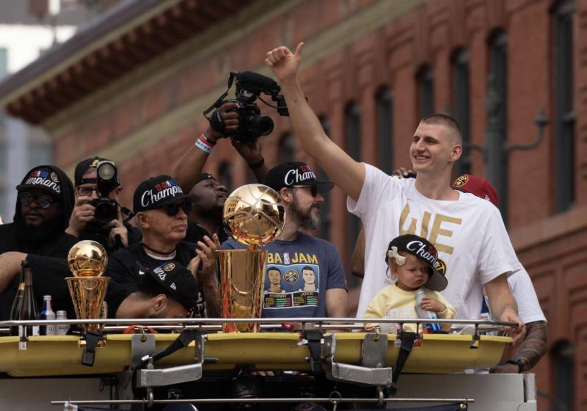 Jokic NBAko txapelaren ospakizunean.