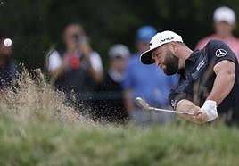 Rahm, en una sacada de bunker en el campo de Los Ángeles.