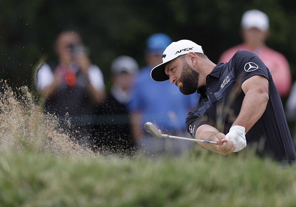 Rahm, en una sacada de bunker en el campo de Los Ángeles.