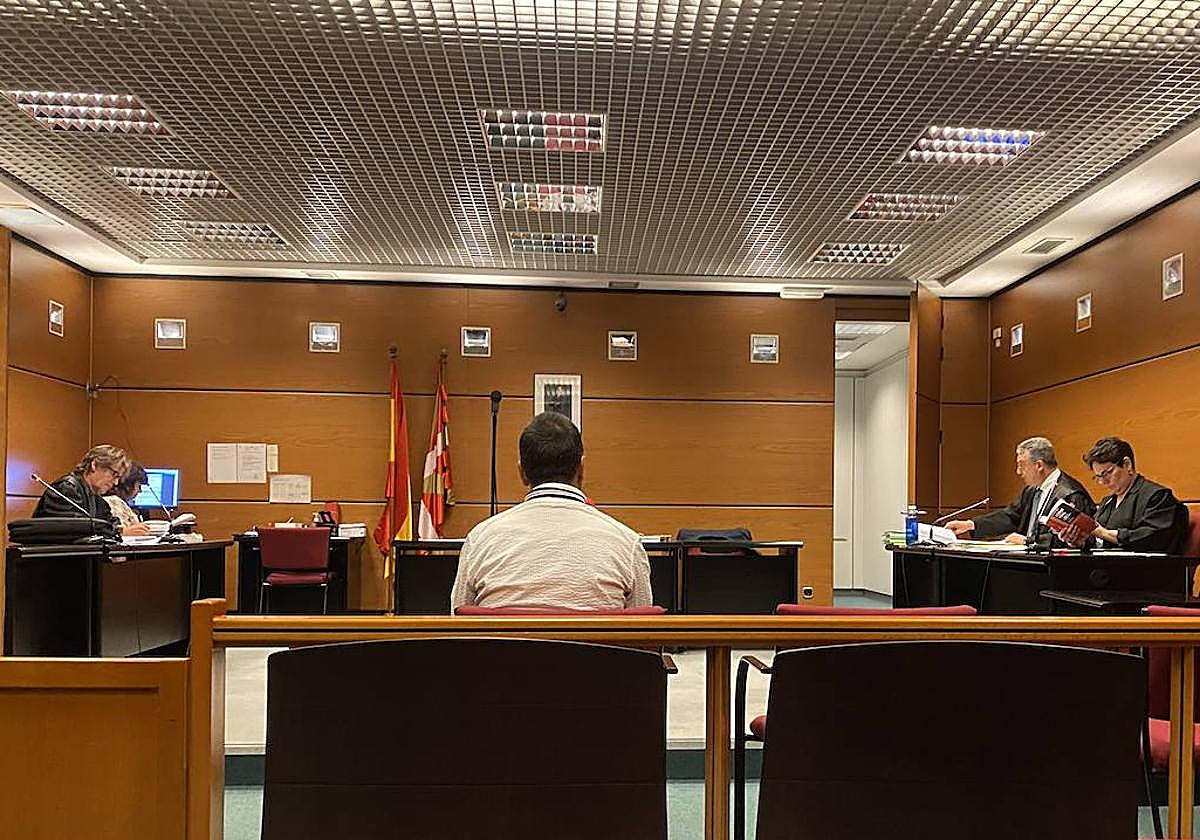 El procesado, durante el juicio celebrado ayer miércoles en el Juzgado de lo Penal número 2 de Vitoria.