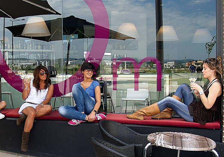 Una copa tranquila aguarda en Om Café & Club, en la calle Oion.