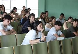 Estudiantes vizcaínos antes de celebrarse uno de los exámentes.