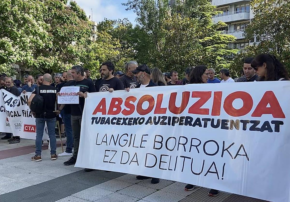 Trabajadores y simpatizantes de Tubacex frente al Palacio de la Justicia de Vitoria.