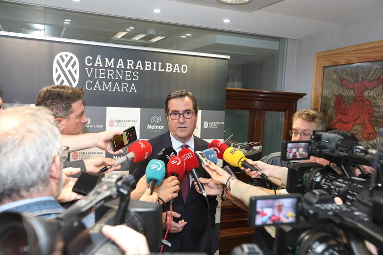 Antonio Garamendi, presidente de la CEOE, minutos antes de iniciar su intervención en la Cámara de Comercio de Bilbao.