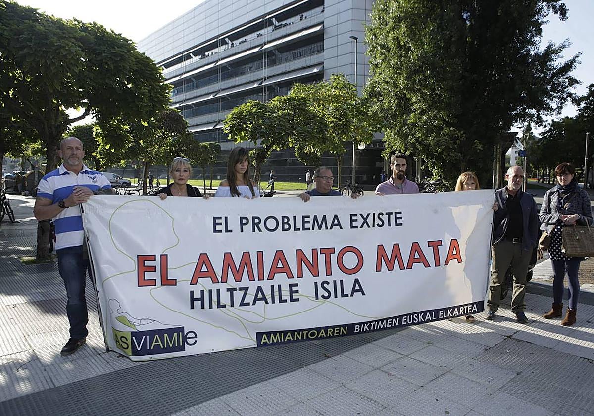 Imagen de archivo de una concentración de afectados por el amianto convocada por la asociación vasca ASVIAMIE.