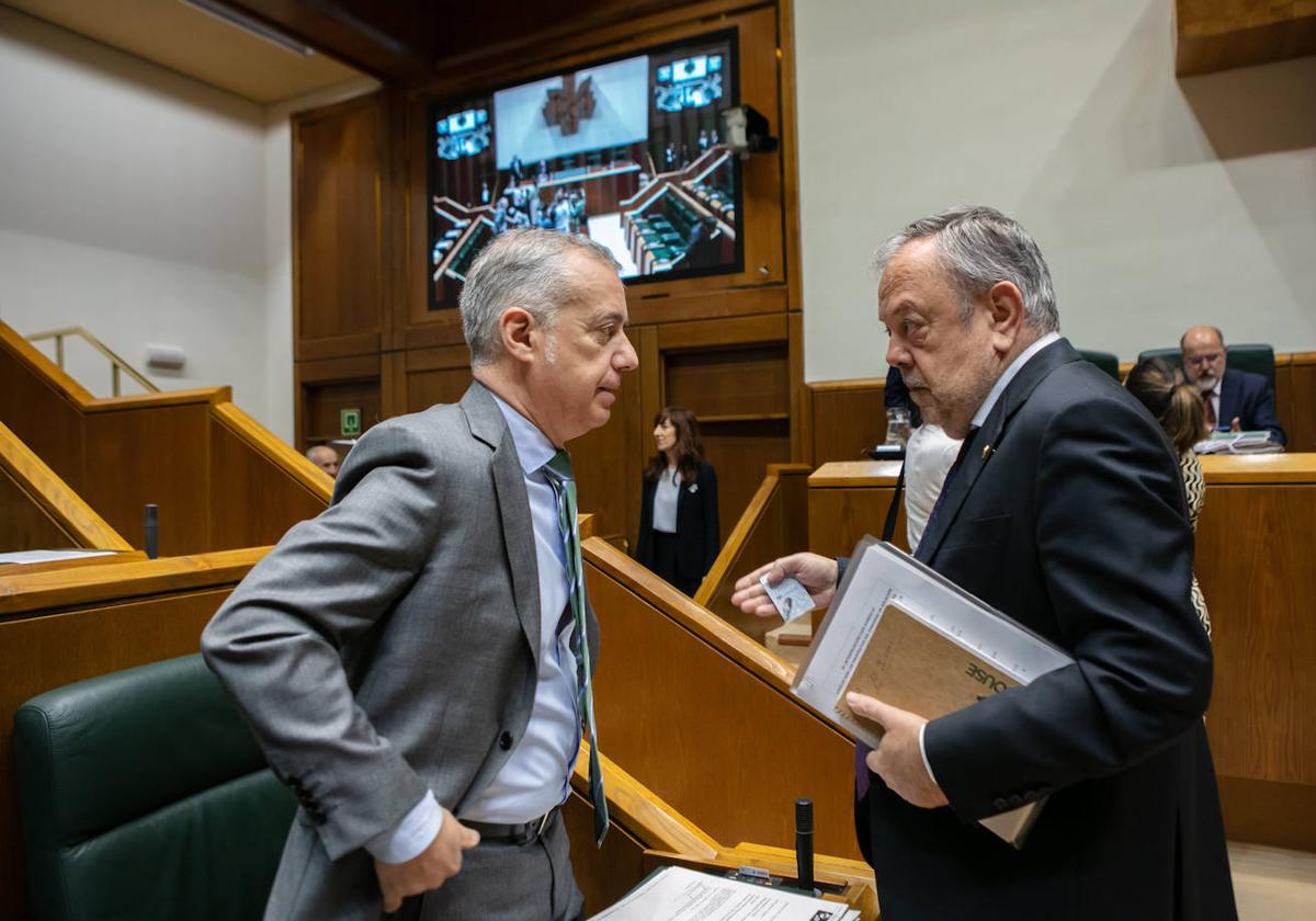 El lehendakari conversa con Pedro Azpiazu.