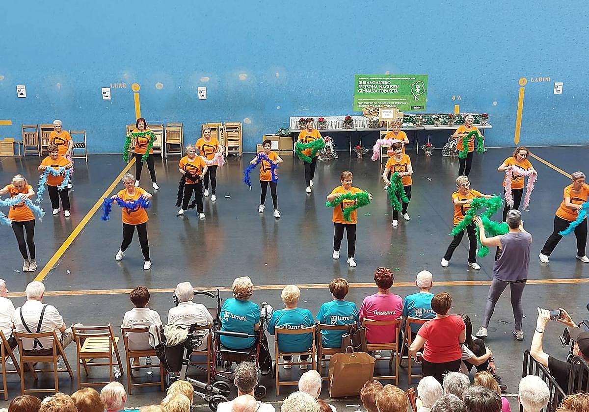 Las personas mayores han interpretado las coreografías en Elorrio.