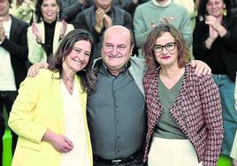 Mireia Elkoroiribe, junto a Andoni Ortuzar y Elixabete Etxanobe durante de la pasada campaña.