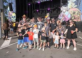 Una gran cuadrilla de amigos con sus hijos pequeños este viernes en Mendizabala.