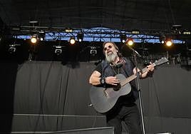 Steve Earle, que se mostró animado, tocó solo en el escenario, con el apoyo de dos guitarras una armónica y una mandolina.