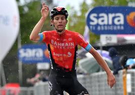 Gino Mäder cruza la línea de meta en la sexta etapa del Giro de Italia 2021.