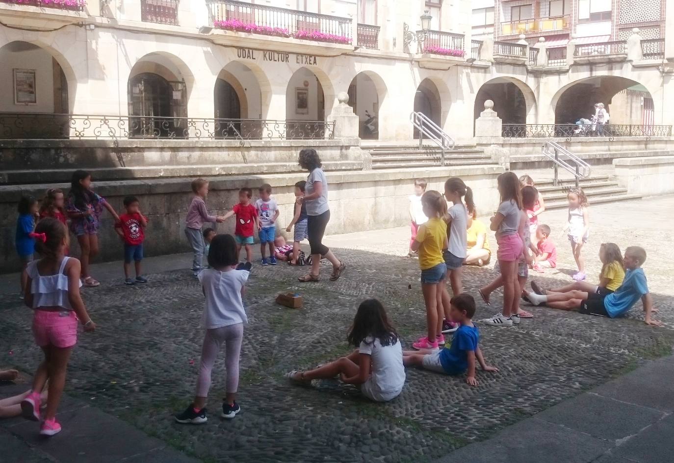 Un grupo de niños participa en unas colonias de verano organizadas por el Museo de la Paz de Gernika.