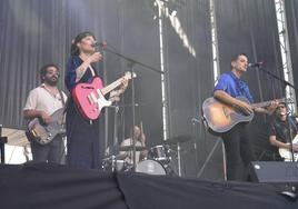 Jon Basaguren y Libe García de Cortázar junto a sus instrumentistas.