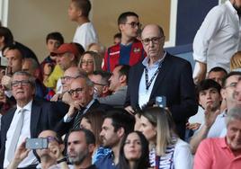 Pedro Elosegi, Ramiro González y Josean Querejeta, presentes en el palco del Ciutat de Valencia.