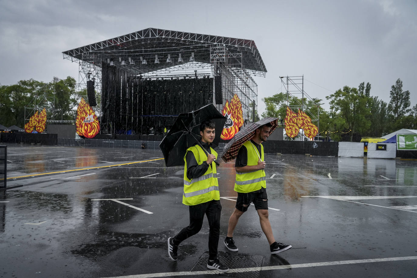 La tormenta retrasa la apertura de puertas del Azkena y cancela varios conciertos