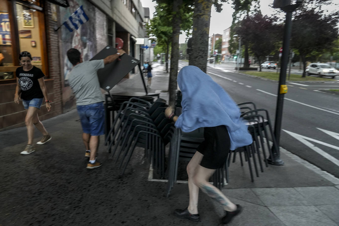 Una fuerte tormenta de viento y lluvia azota con fuerza Vitoria