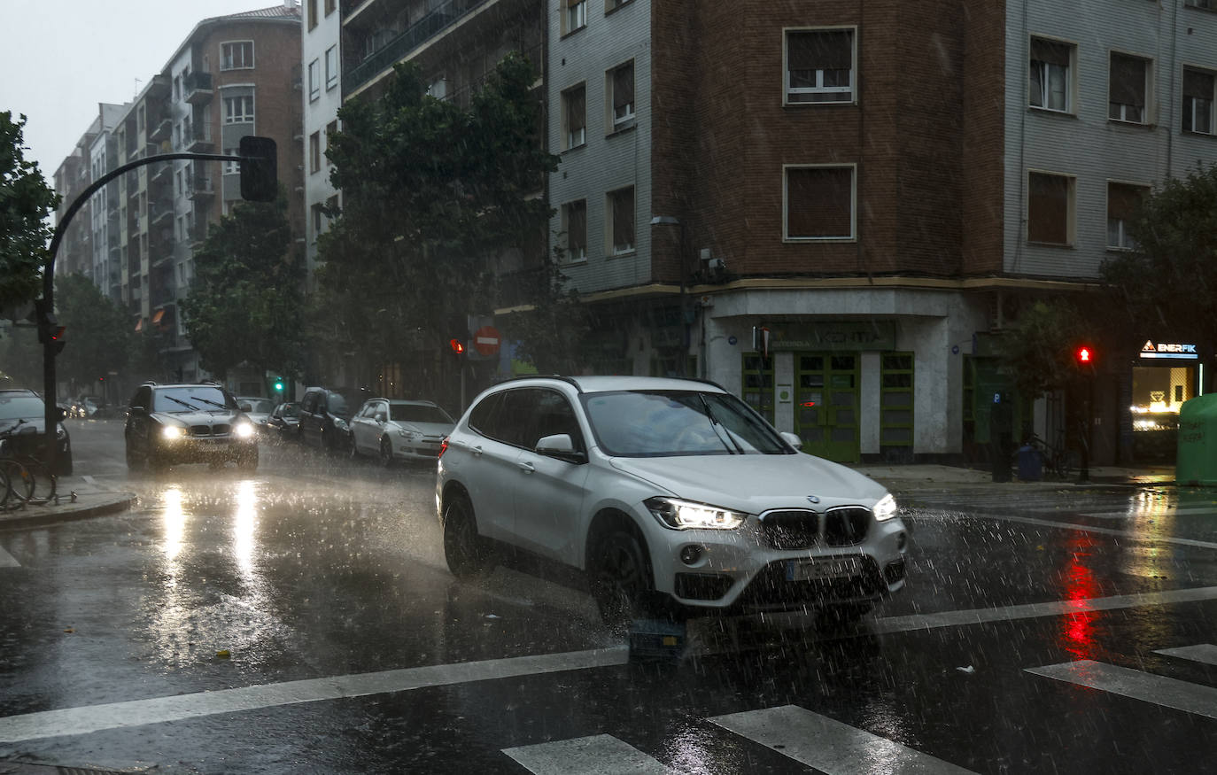 Una fuerte tormenta de viento y lluvia azota con fuerza Vitoria
