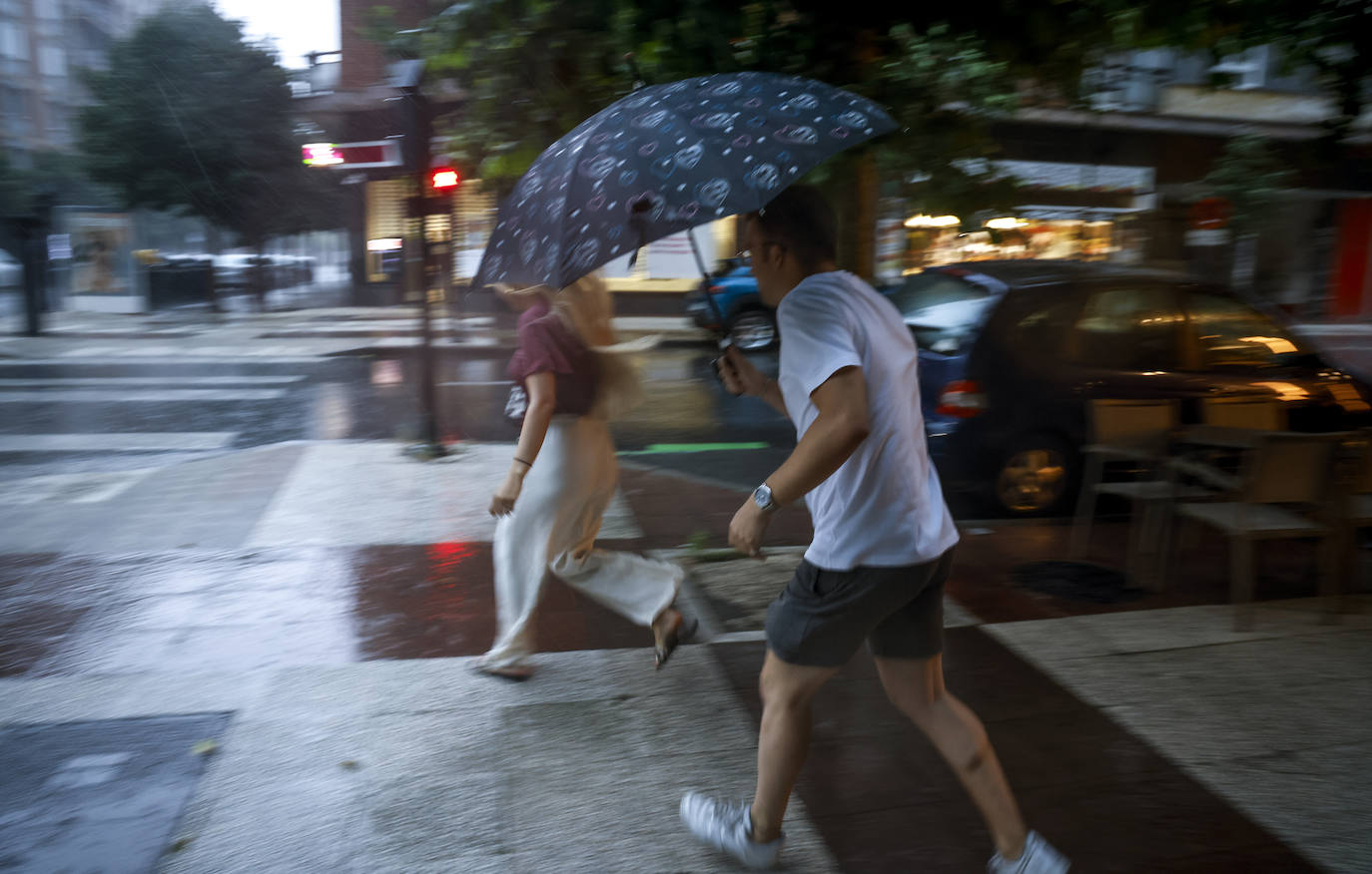 Una fuerte tormenta de viento y lluvia azota con fuerza Vitoria