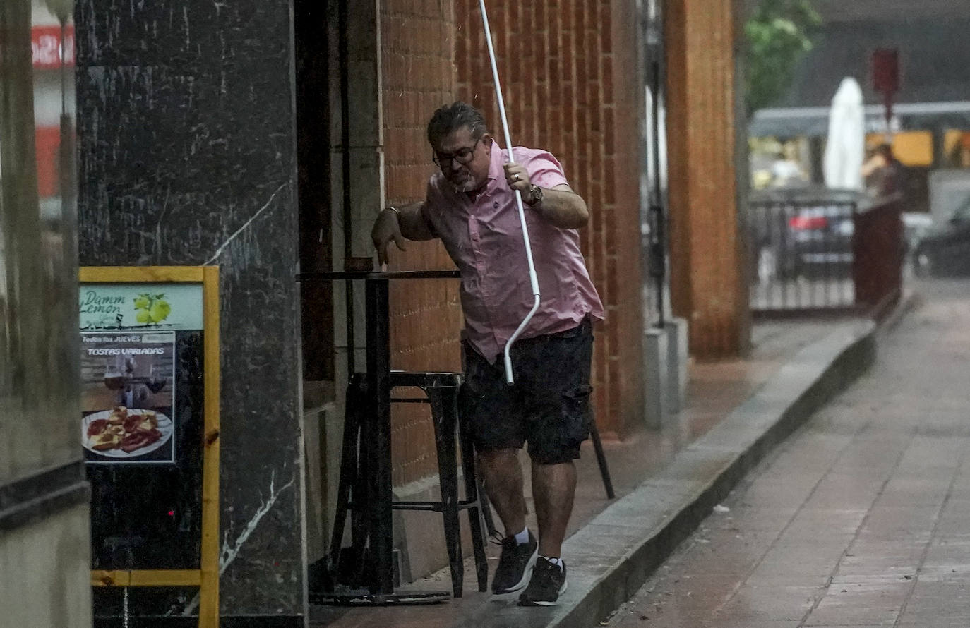Una fuerte tormenta de viento y lluvia azota con fuerza Vitoria