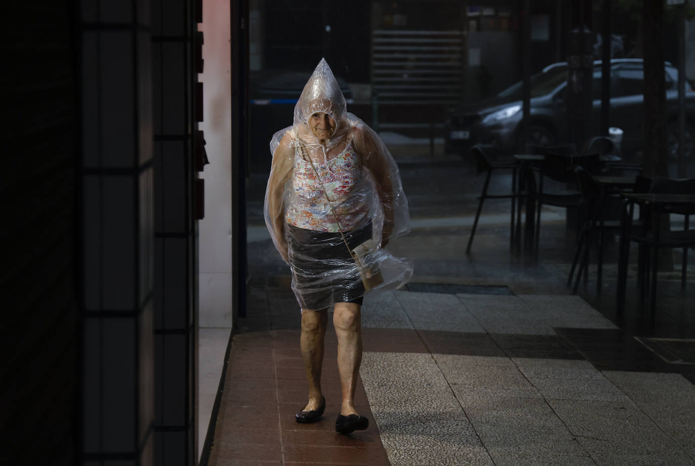 Una fuerte tormenta de viento y lluvia azota con fuerza Vitoria