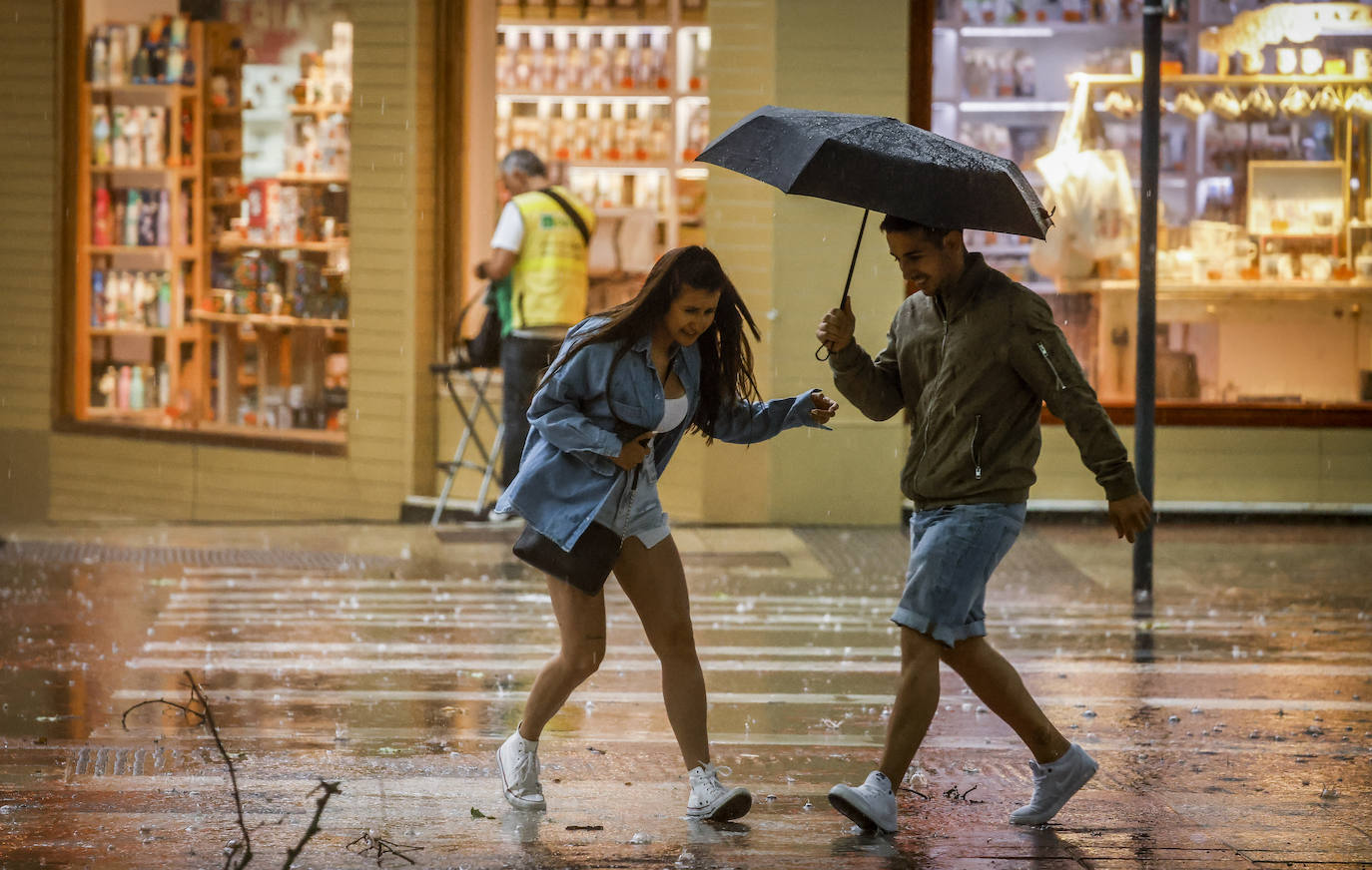 Una fuerte tormenta de viento y lluvia azota con fuerza Vitoria
