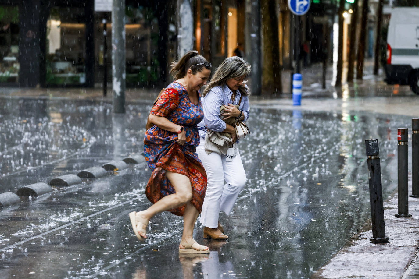 Una fuerte tormenta de viento y lluvia azota con fuerza Vitoria