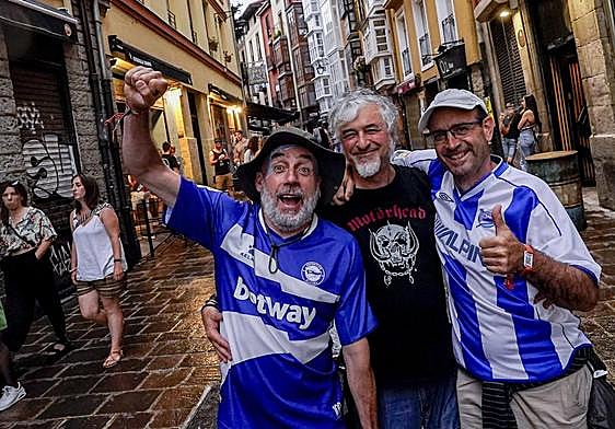 La lluvia no frena la previa del Alavés en Vitoria