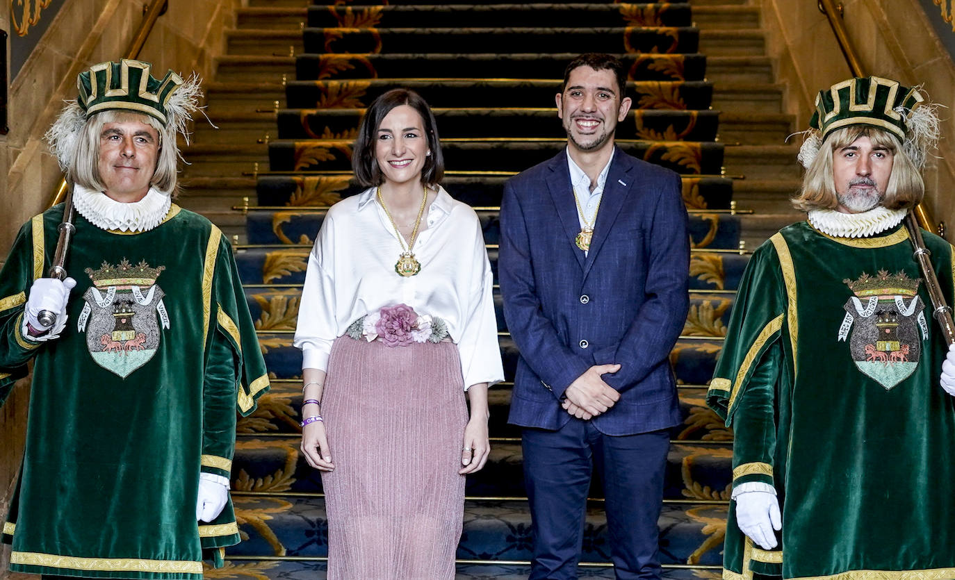 Los 'morados' Garbiñe Ruiz y Óscar Fernández, tras el pleno de investidura. i. aizpuru