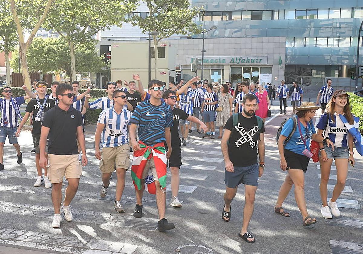 Así ha sido la kalejira de la afición del Alavés hasta el Ciutat de Valencia