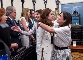 La jeltzale Beatriz Artolabal felicita con un abrazo a su socia, la socialista Maider Etxebarria.