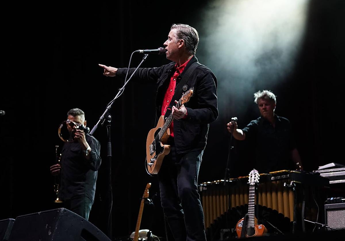 Joey Burns, camisa roja y chaqueta vaquera, lidera al grupo que firmó una actuación 'in crescendo'.
