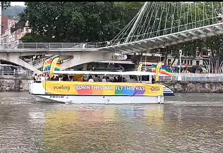 Una de las embarcaciones engalanadas para celebrar el Día del Orgullo Gay.
