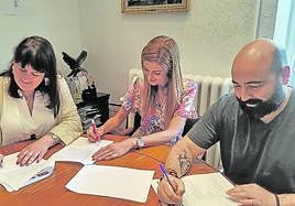 Ferreras, Hernando y Ubieto sellaron el pacto ayer en el Ayuntamiento.