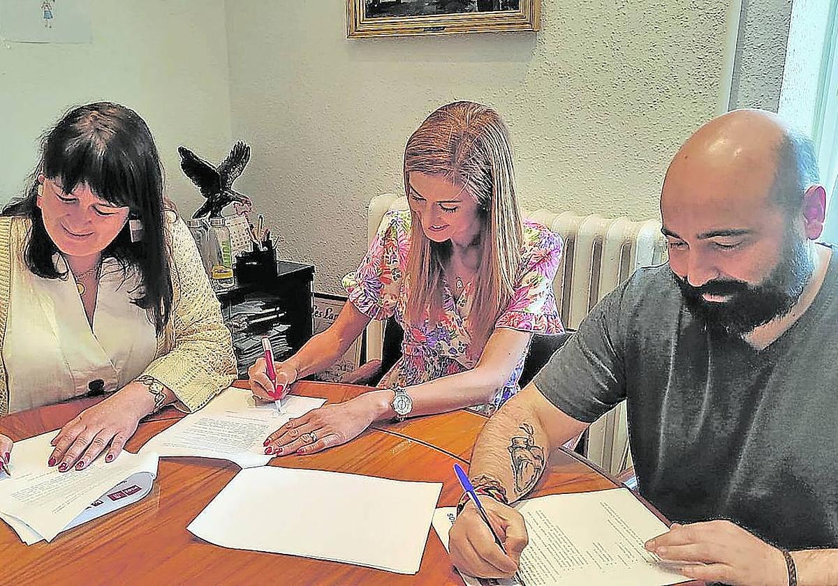 Ferreras, Hernando y Ubieto sellaron el pacto ayer en el Ayuntamiento.