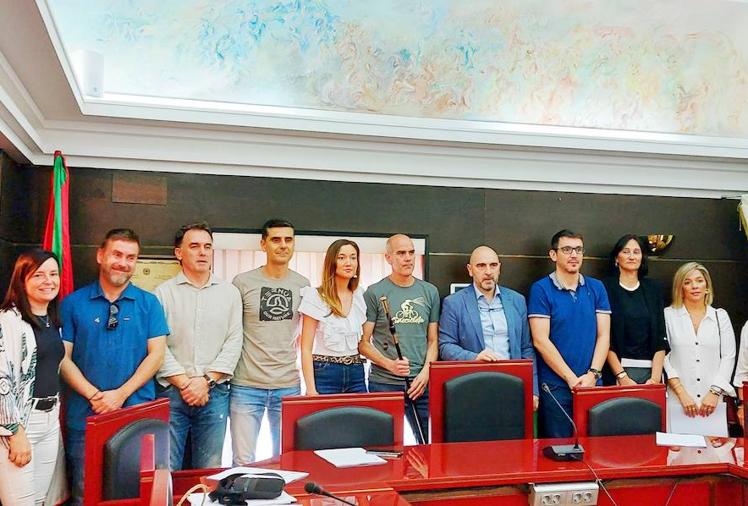 Imagen principal - 1. Nueva corporación. | 2. Discurso de Juan Ramón Urkijo. | 3. Diago regala una placa homenaje a la mujer de José Félix Sarachaga, compañero del equipo de Zalla Bai recientemente fallecido.