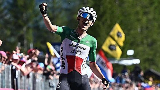 La escalofriante caída en la Vuelta a Eslovenia 48 horas después de la muerte de Gino Mäder