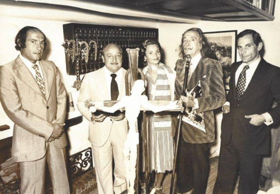 Enrique Sabater, Salvador Dalí, Isidro Clot y Juan Quirós, en Portlligat, 1975, con una de las esculturas de la Colección Clot.