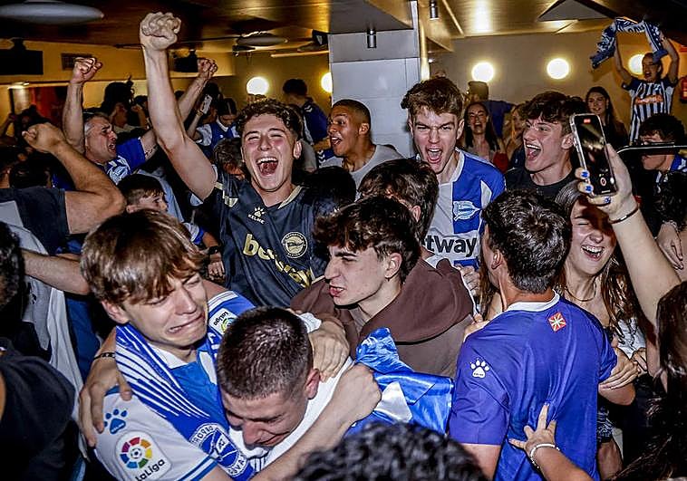 La fiesta se desborda en Vitoria con el ascenso del Alavés