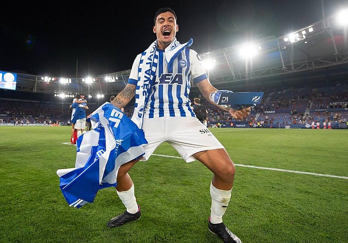 Benavídez celebra en Valencia el ascenso a Primera del Alavés.